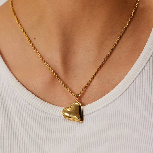 AMORA HEART NECKLACE