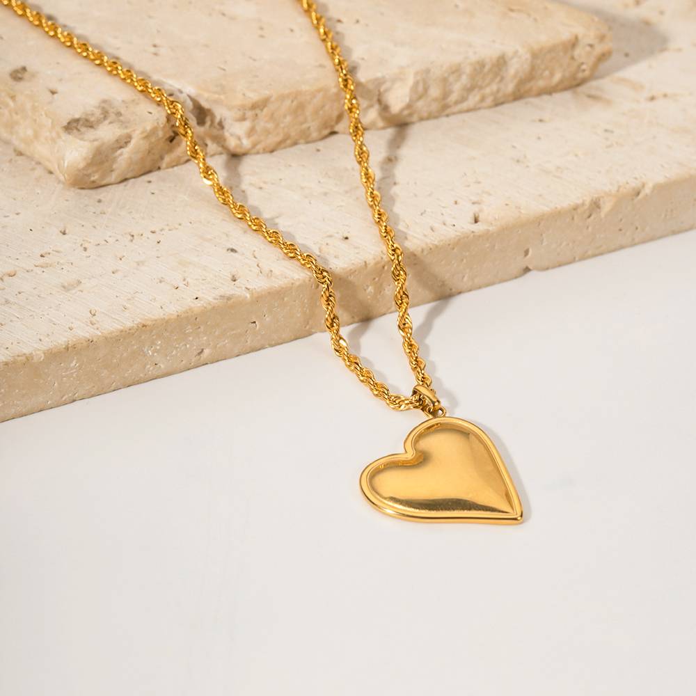 AMORA HEART NECKLACE