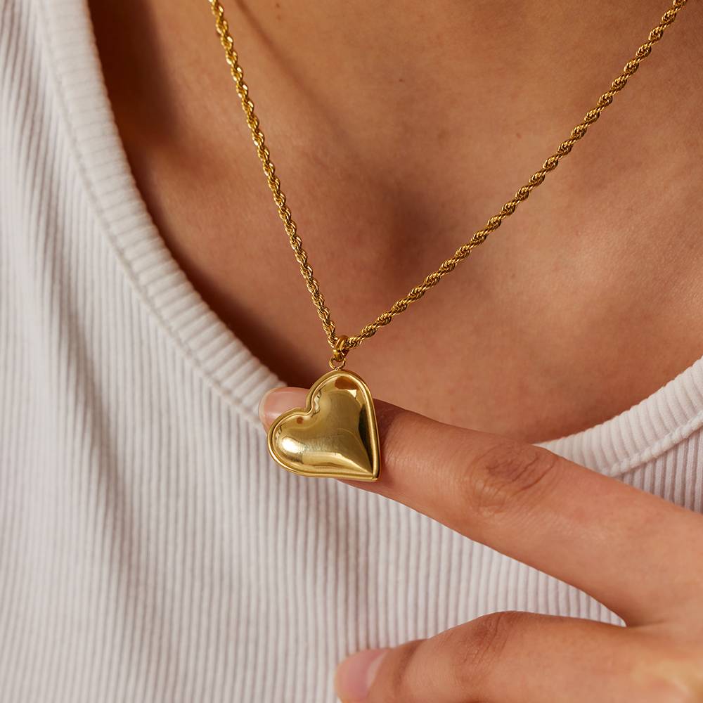 AMORA HEART NECKLACE